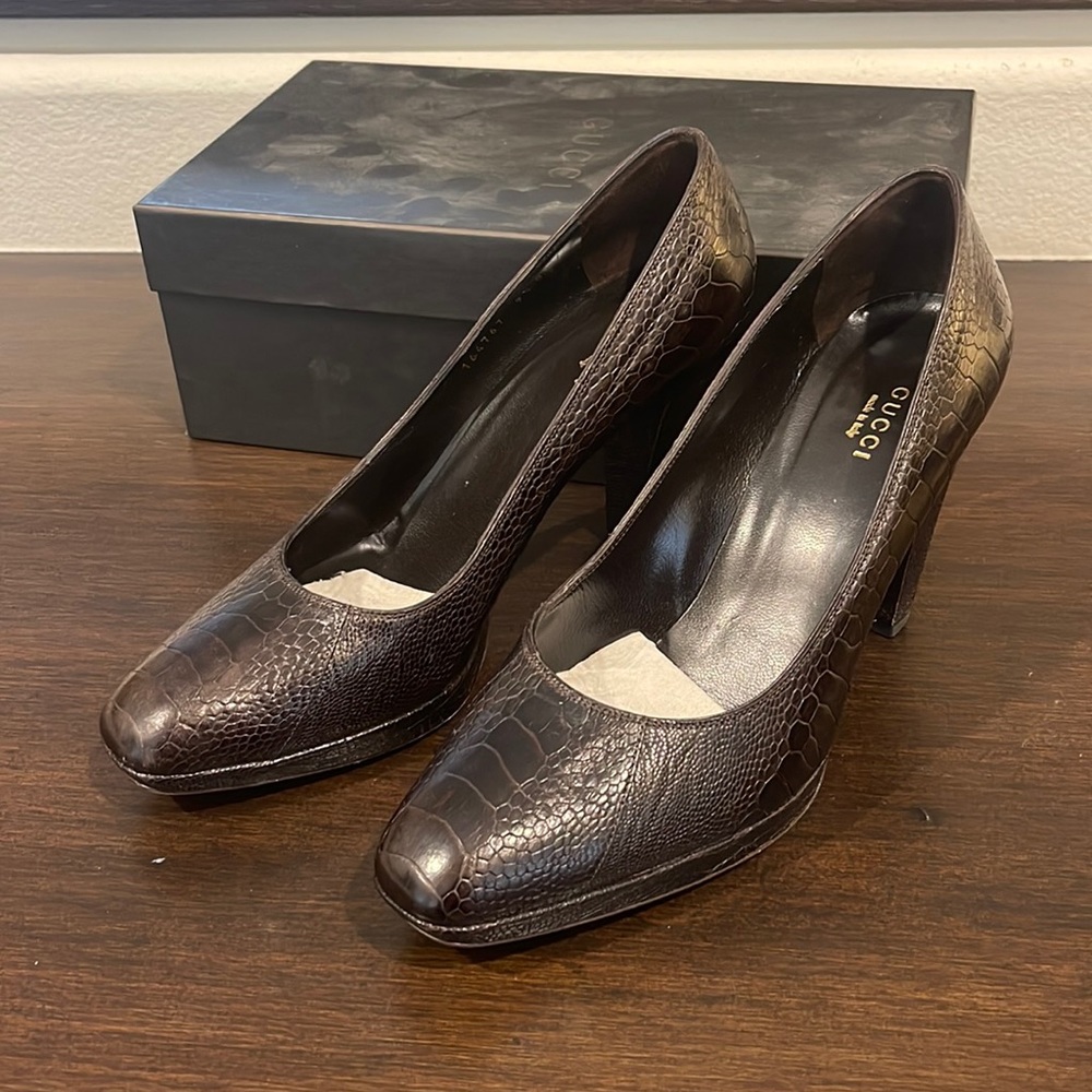 Gucci brown leather embossed pumps - Picture 1 of 3